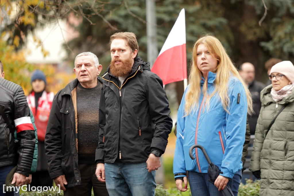 Cześć i chwała bohaterom! Tłum poszedł z flagami