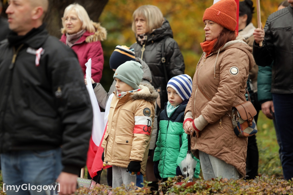 Cześć i chwała bohaterom! Tłum poszedł z flagami