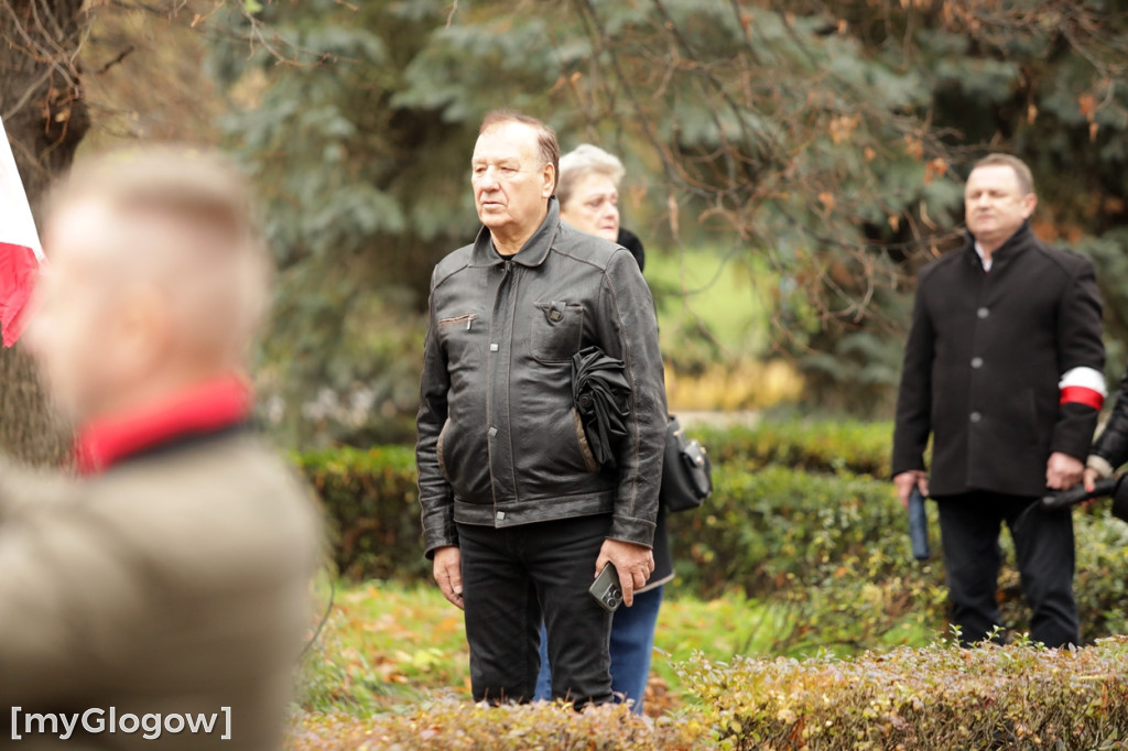 Cześć i chwała bohaterom! Tłum poszedł z flagami