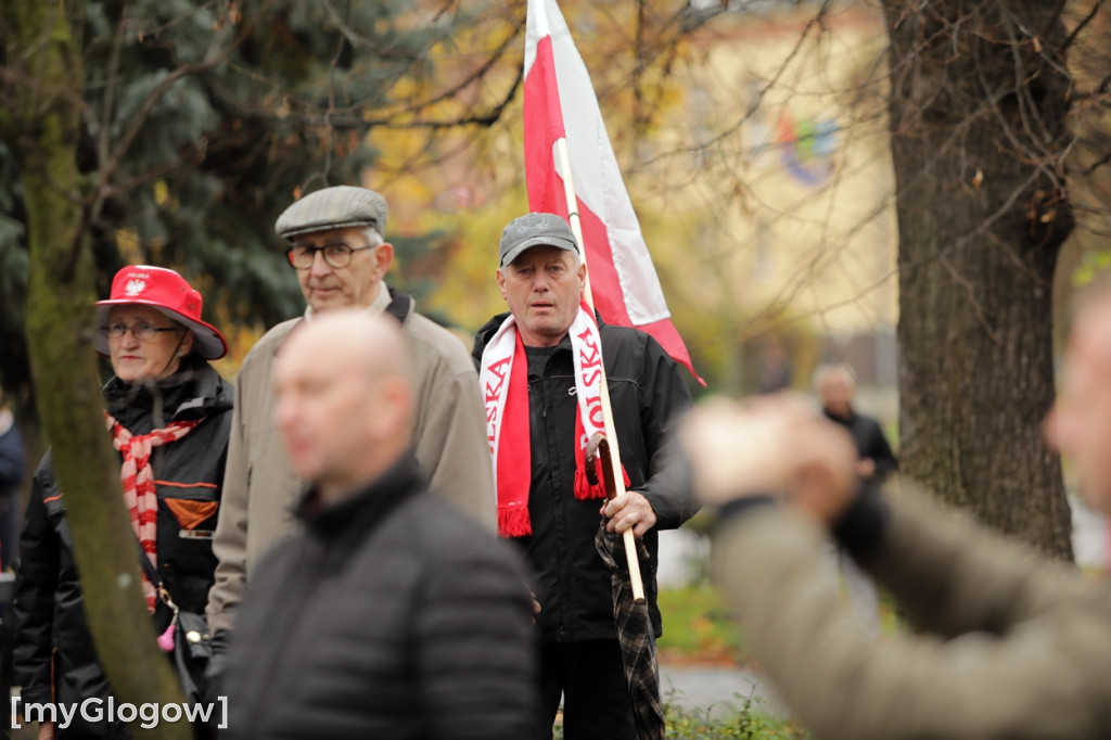 Cześć i chwała bohaterom! Tłum poszedł z flagami