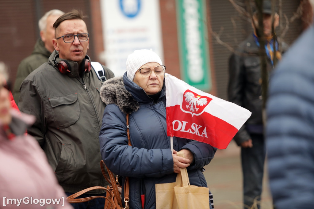 Cześć i chwała bohaterom! Tłum poszedł z flagami