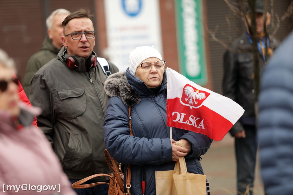 Cześć i chwała bohaterom! Tłum poszedł z flagami