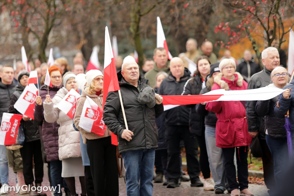 Cześć i chwała bohaterom! Tłum poszedł z flagami