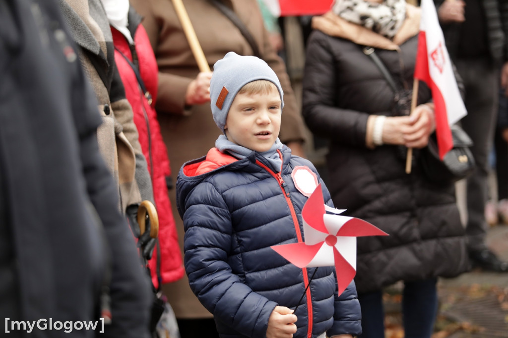 Cześć i chwała bohaterom! Tłum poszedł z flagami