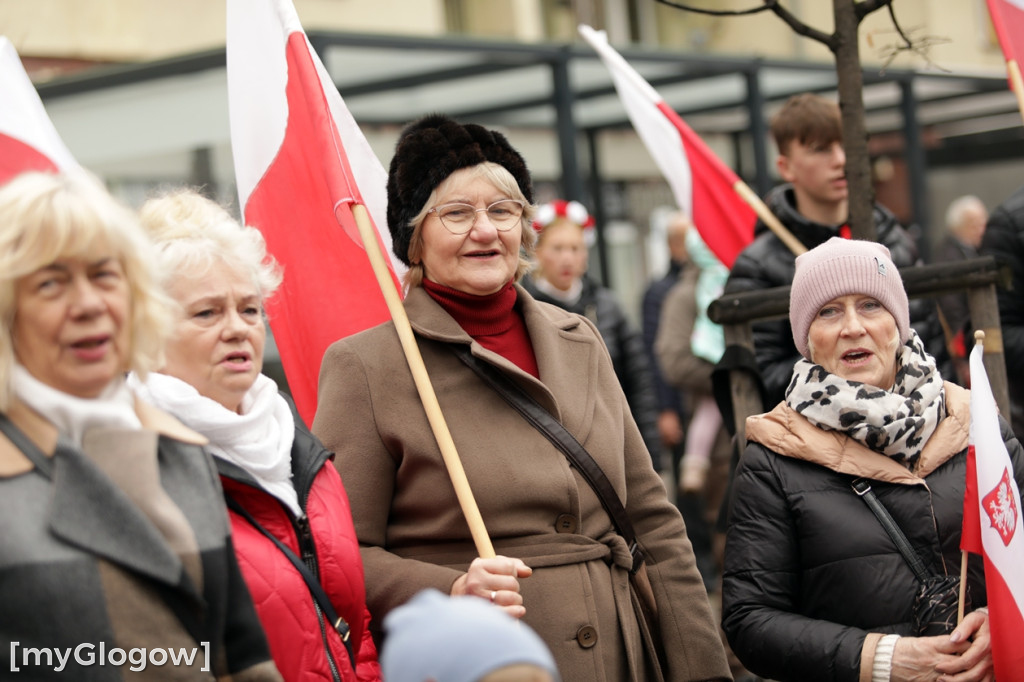 Cześć i chwała bohaterom! Tłum poszedł z flagami