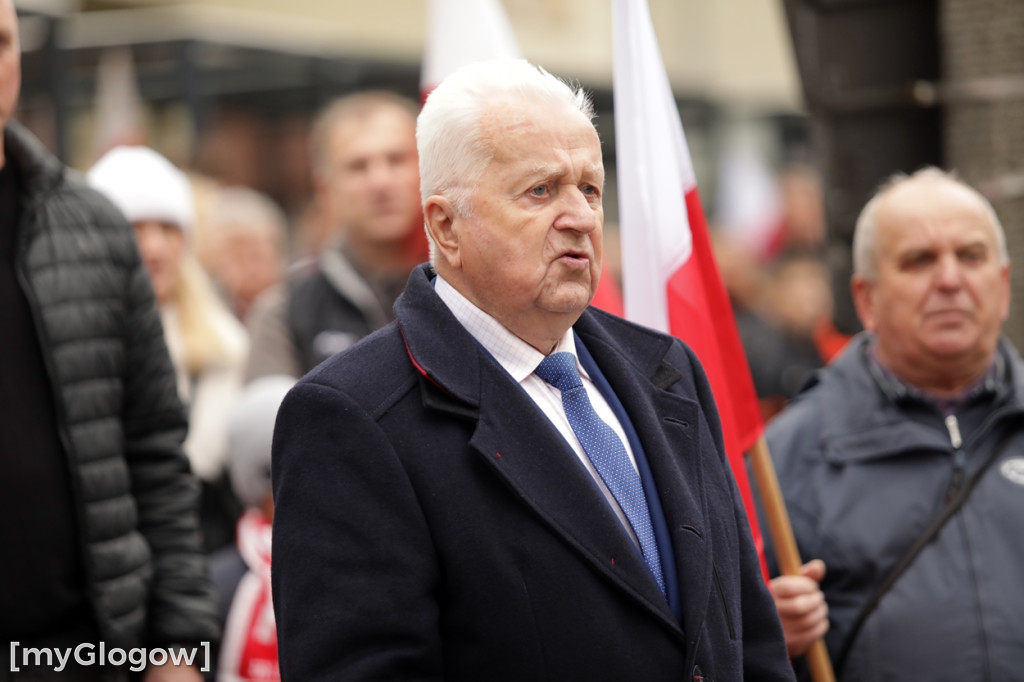 Cześć i chwała bohaterom! Tłum poszedł z flagami