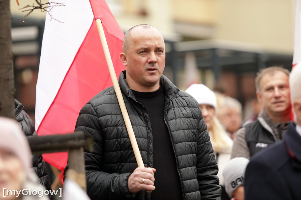 Cześć i chwała bohaterom! Tłum poszedł z flagami