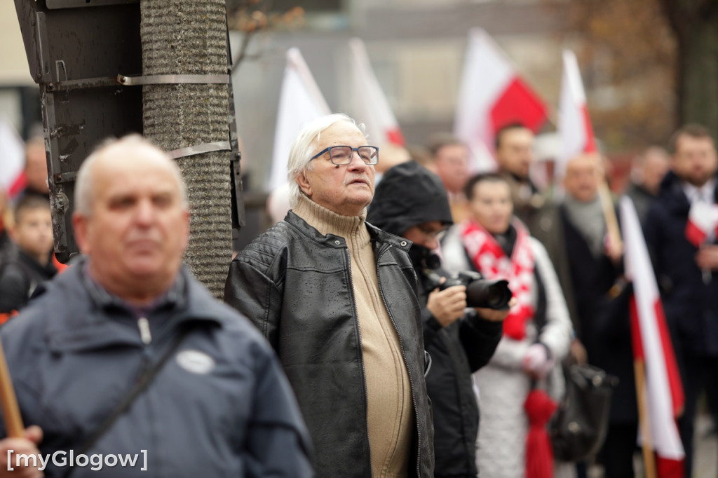 Cześć i chwała bohaterom! Tłum poszedł z flagami