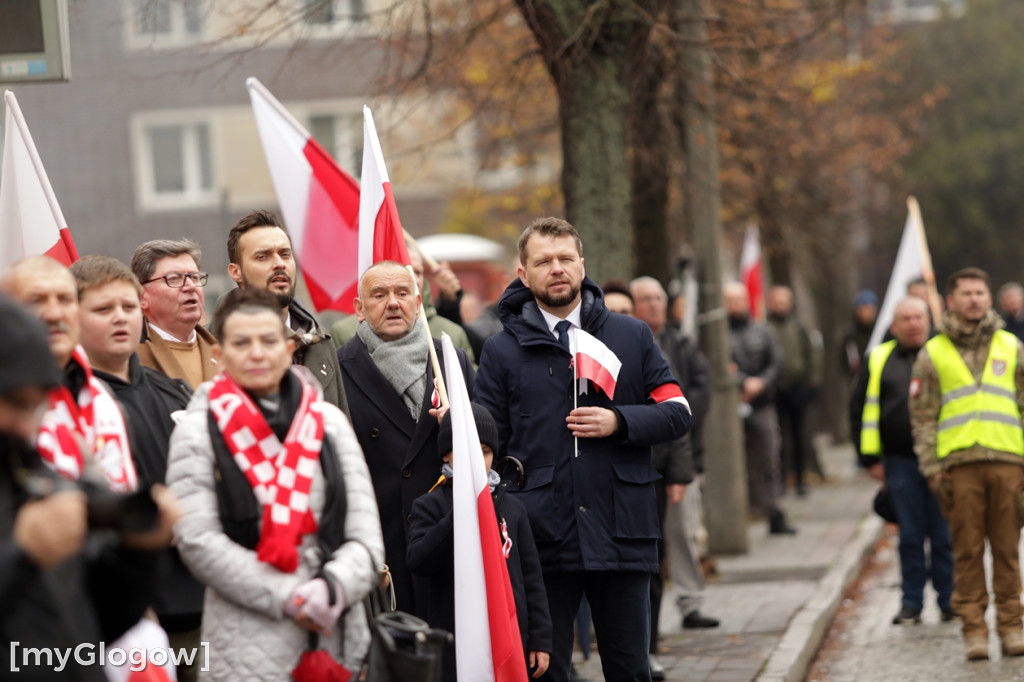 Cześć i chwała bohaterom! Tłum poszedł z flagami