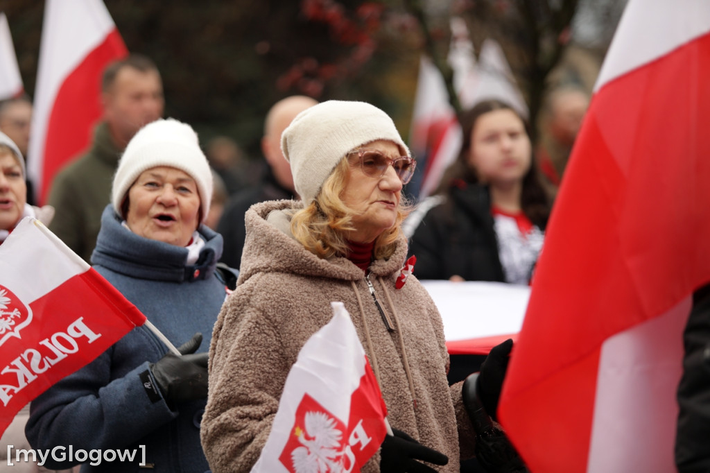 Cześć i chwała bohaterom! Tłum poszedł z flagami