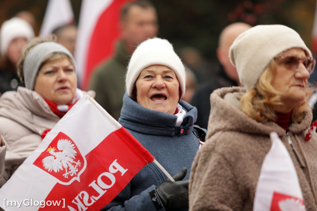 Cześć i chwała bohaterom! Tłum poszedł z flagami