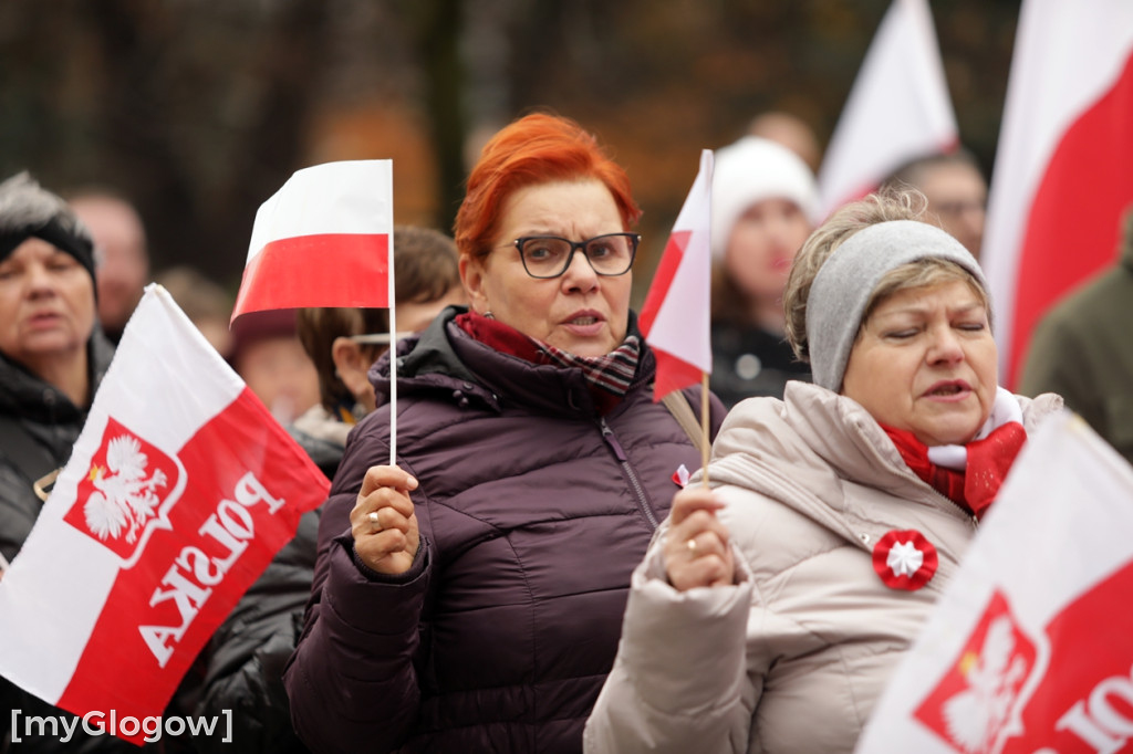 Cześć i chwała bohaterom! Tłum poszedł z flagami