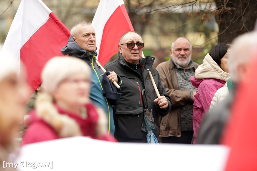 Cześć i chwała bohaterom! Tłum poszedł z flagami