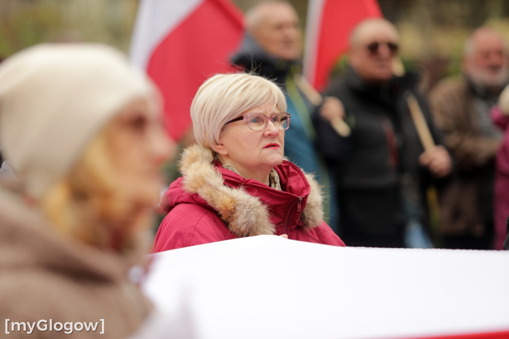 Cześć i chwała bohaterom! Tłum poszedł z flagami