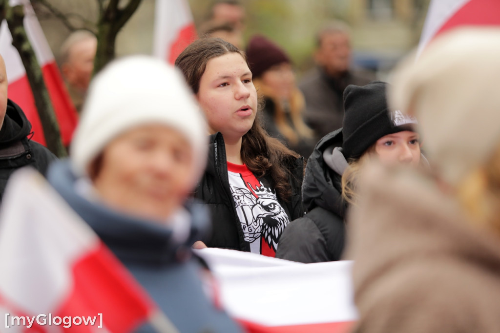 Cześć i chwała bohaterom! Tłum poszedł z flagami