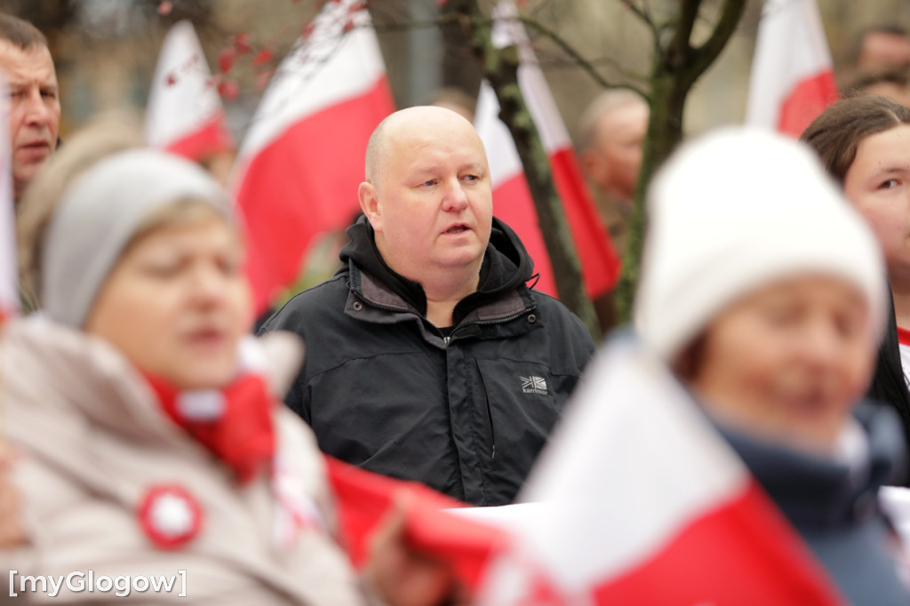 Cześć i chwała bohaterom! Tłum poszedł z flagami