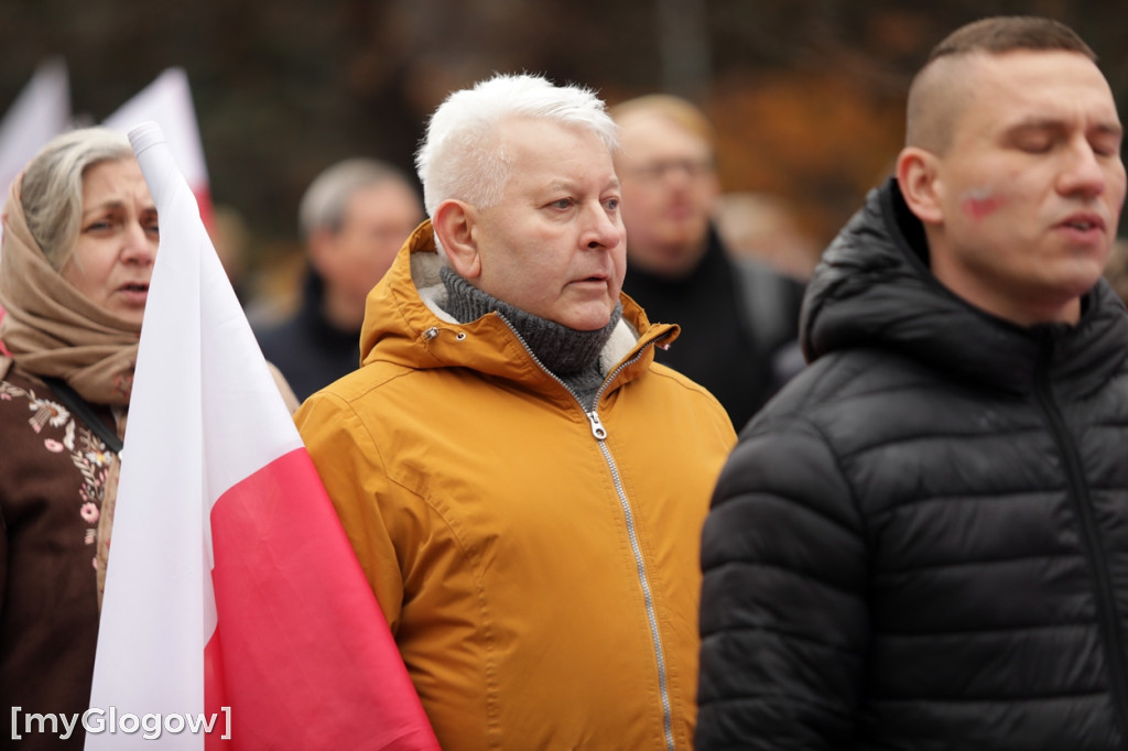 Cześć i chwała bohaterom! Tłum poszedł z flagami