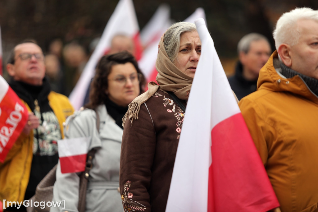 Cześć i chwała bohaterom! Tłum poszedł z flagami