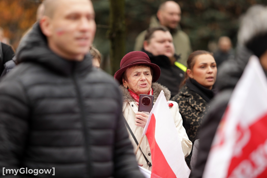 Cześć i chwała bohaterom! Tłum poszedł z flagami