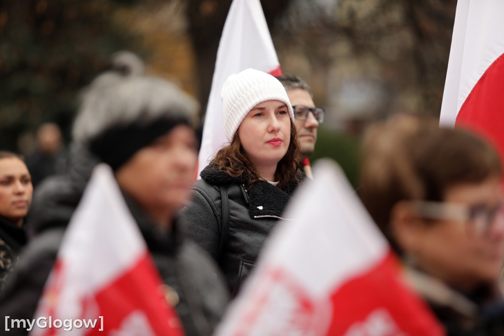 Cześć i chwała bohaterom! Tłum poszedł z flagami