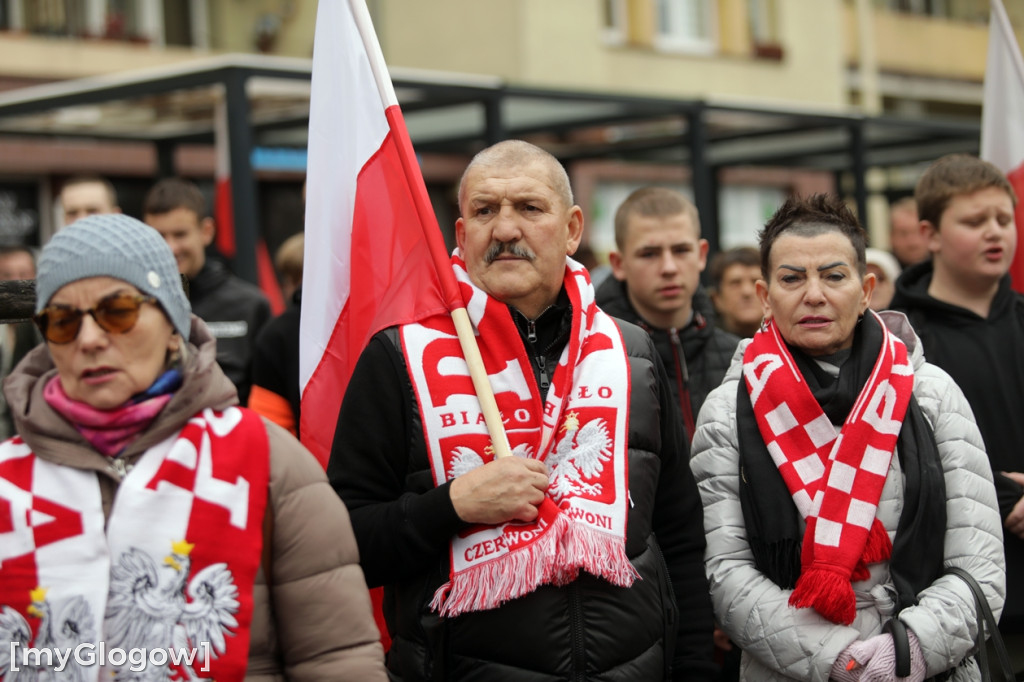 Cześć i chwała bohaterom! Tłum poszedł z flagami