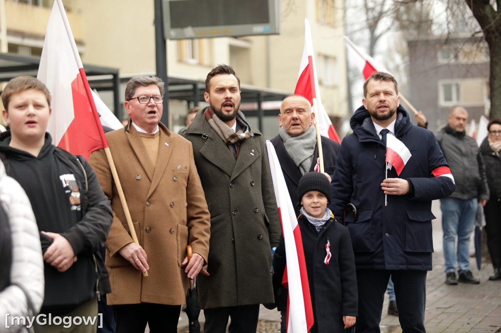 Cześć i chwała bohaterom! Tłum poszedł z flagami