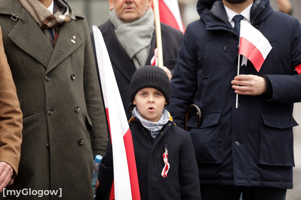 Cześć i chwała bohaterom! Tłum poszedł z flagami
