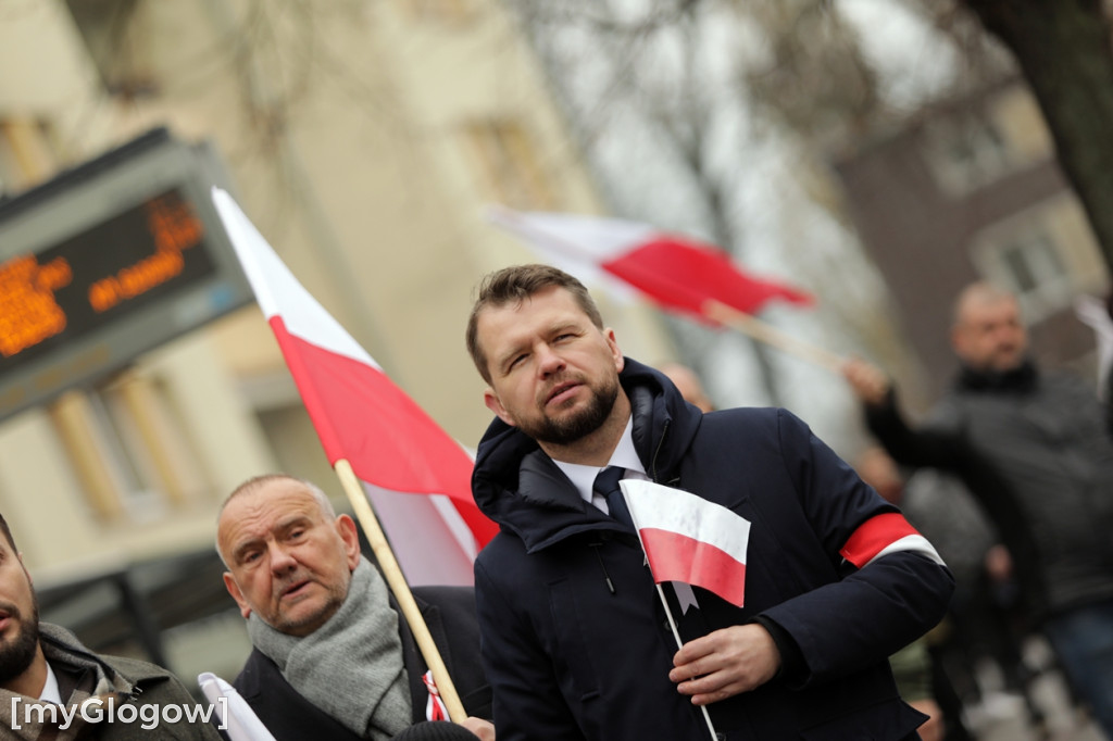 Cześć i chwała bohaterom! Tłum poszedł z flagami