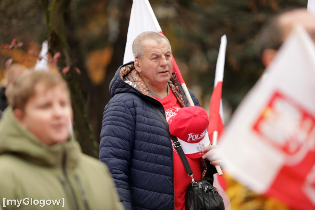 Cześć i chwała bohaterom! Tłum poszedł z flagami