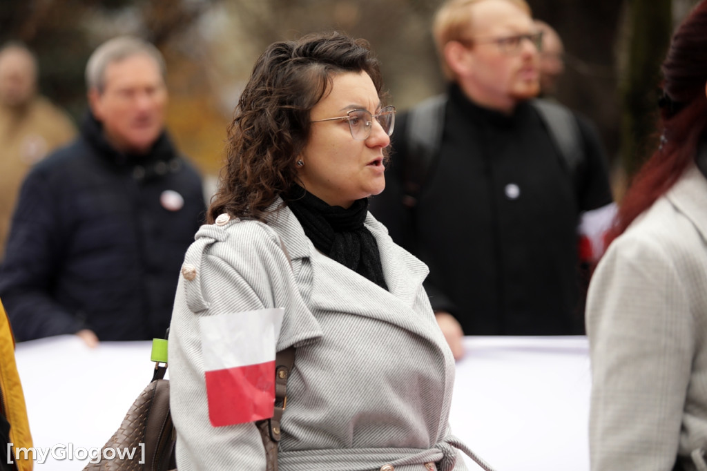 Cześć i chwała bohaterom! Tłum poszedł z flagami