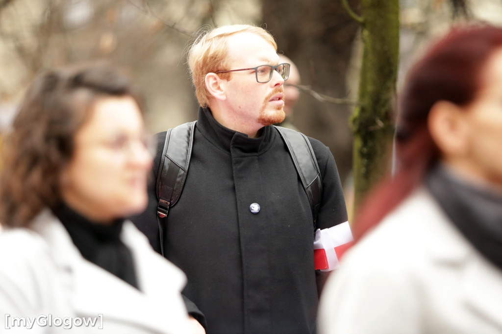 Cześć i chwała bohaterom! Tłum poszedł z flagami