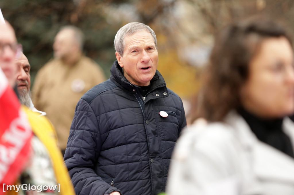 Cześć i chwała bohaterom! Tłum poszedł z flagami