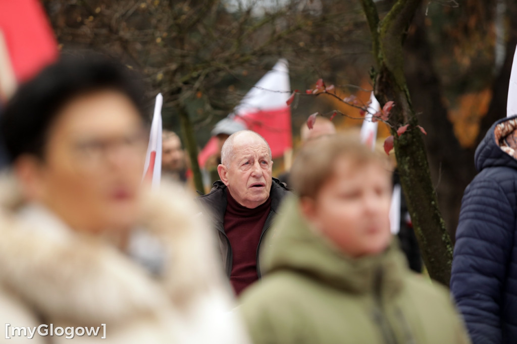 Cześć i chwała bohaterom! Tłum poszedł z flagami