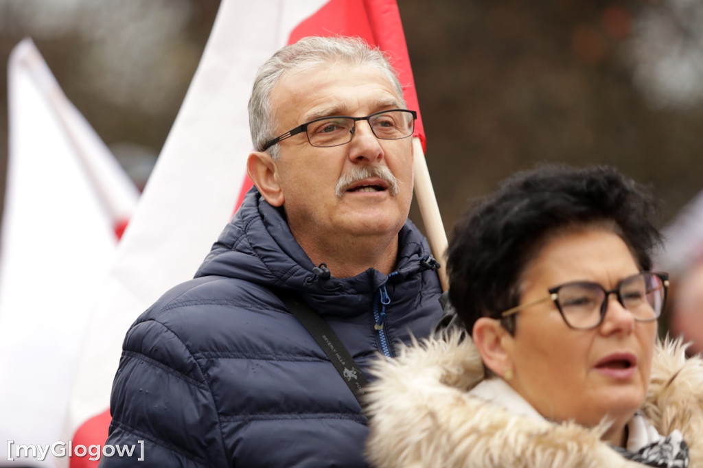 Cześć i chwała bohaterom! Tłum poszedł z flagami