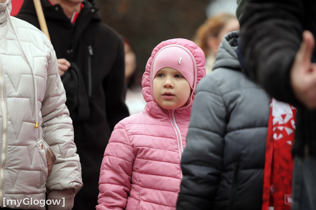Cześć i chwała bohaterom! Tłum poszedł z flagami