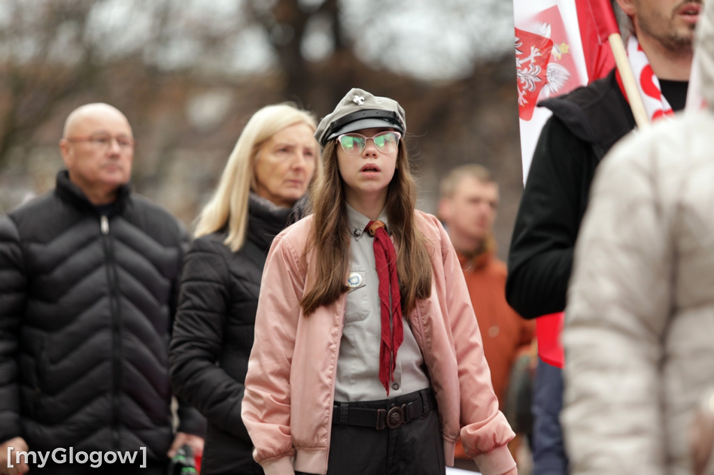 Cześć i chwała bohaterom! Tłum poszedł z flagami