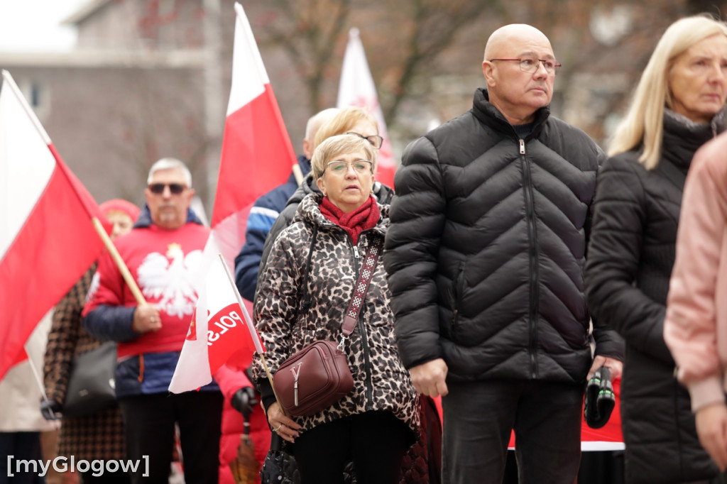 Cześć i chwała bohaterom! Tłum poszedł z flagami