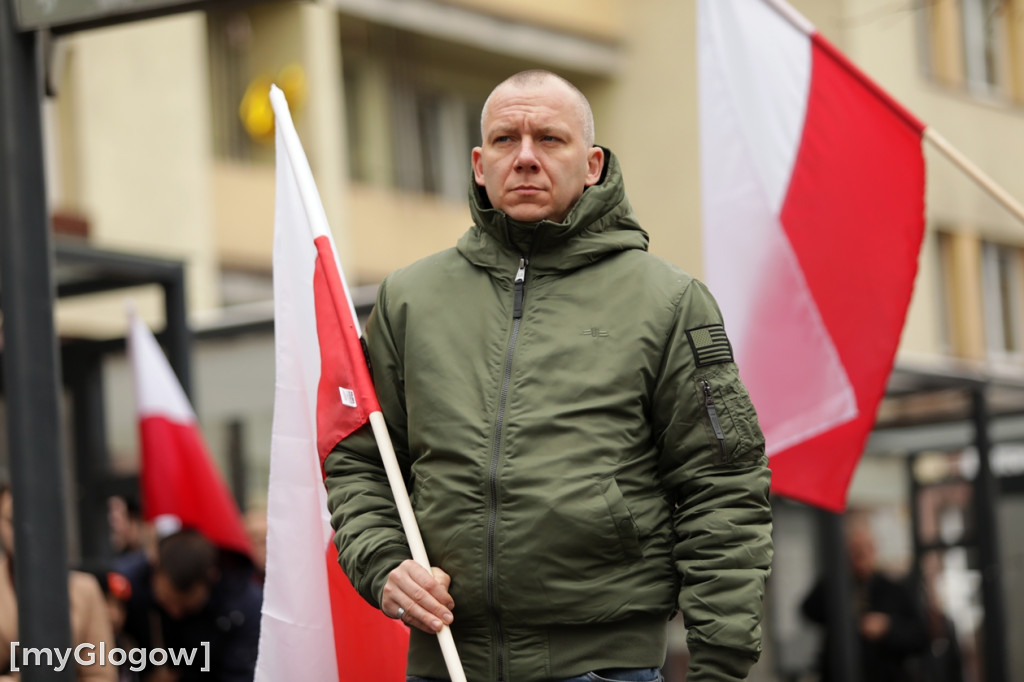 Cześć i chwała bohaterom! Tłum poszedł z flagami