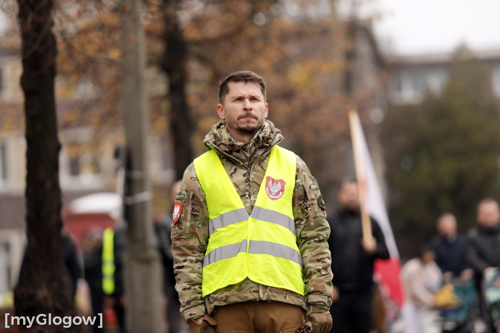 Cześć i chwała bohaterom! Tłum poszedł z flagami
