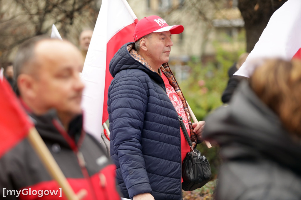 Cześć i chwała bohaterom! Tłum poszedł z flagami