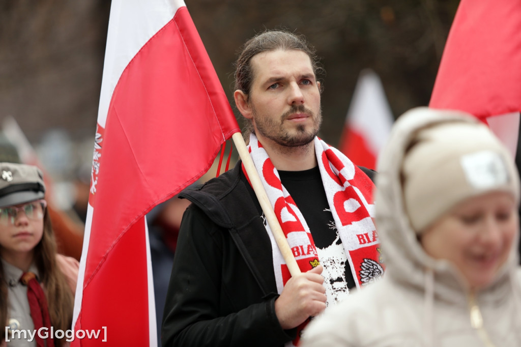 Cześć i chwała bohaterom! Tłum poszedł z flagami