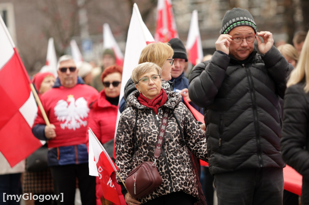 Cześć i chwała bohaterom! Tłum poszedł z flagami