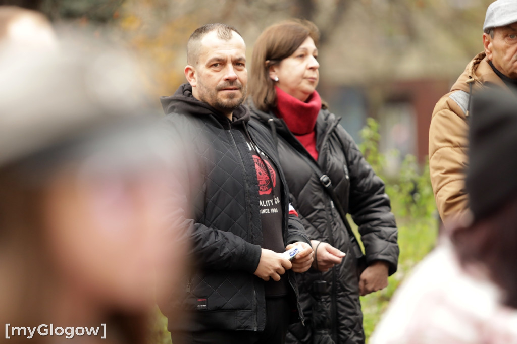 Cześć i chwała bohaterom! Tłum poszedł z flagami