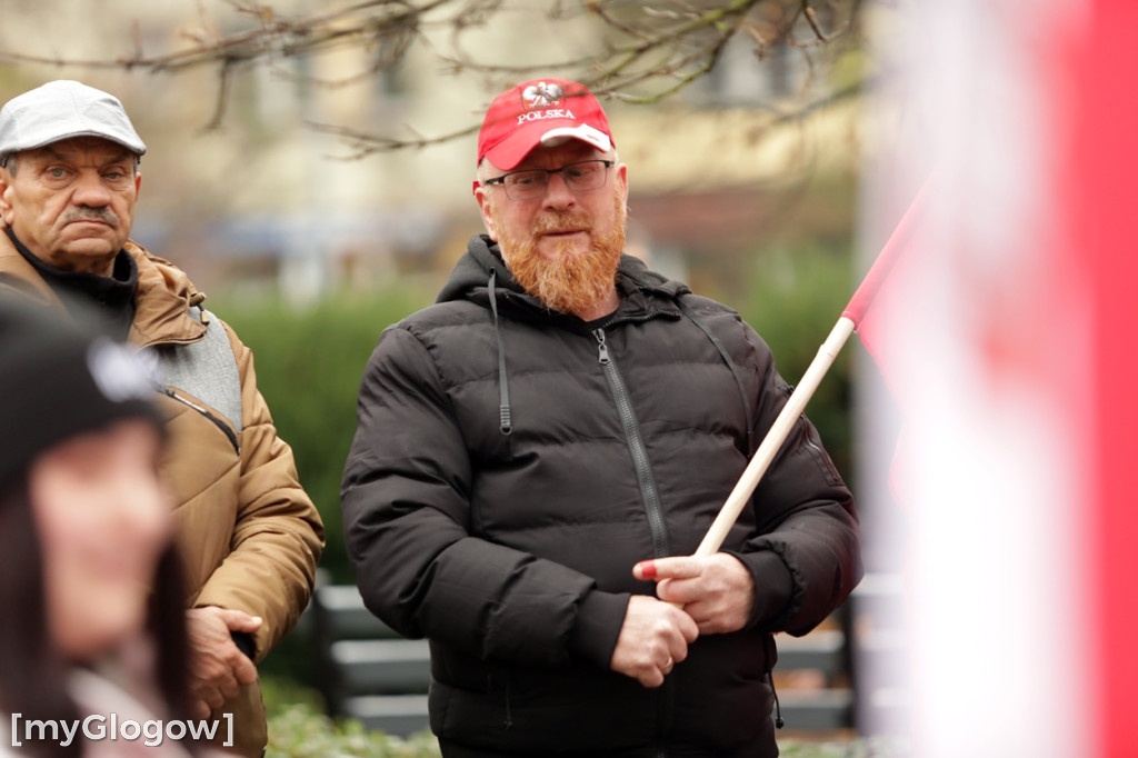 Cześć i chwała bohaterom! Tłum poszedł z flagami