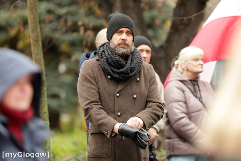 Cześć i chwała bohaterom! Tłum poszedł z flagami