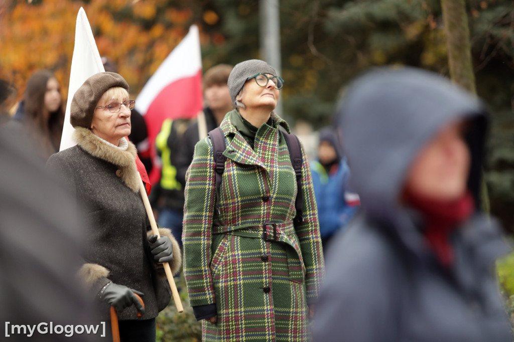 Cześć i chwała bohaterom! Tłum poszedł z flagami