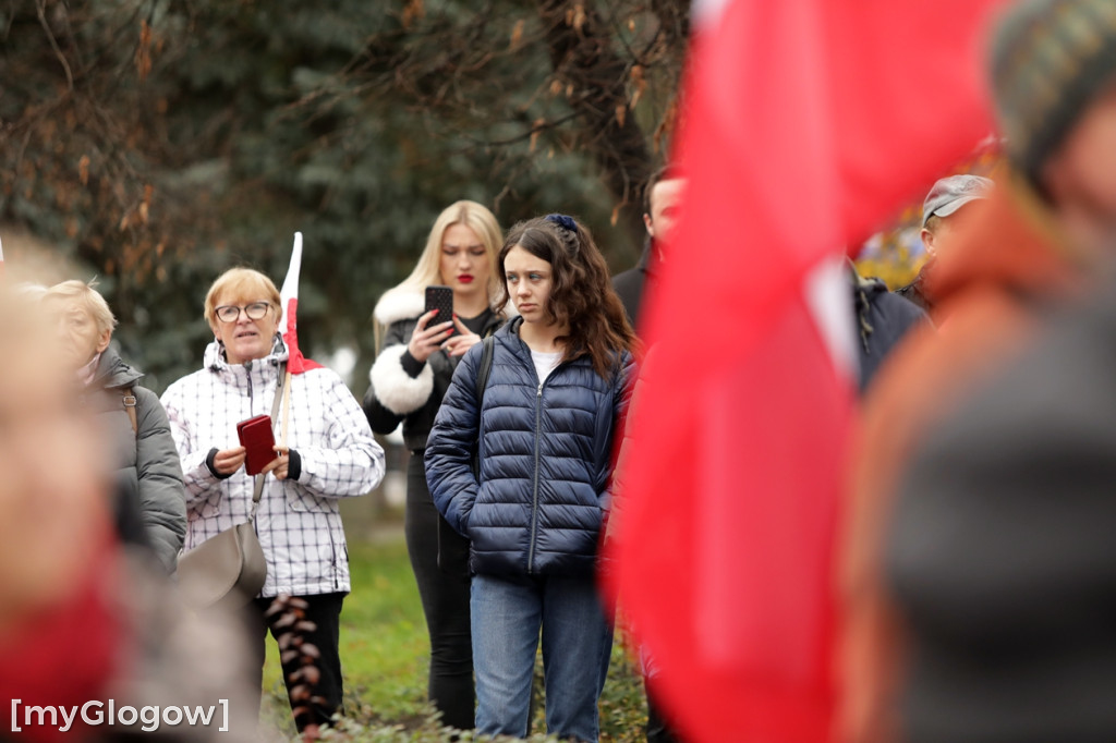 Cześć i chwała bohaterom! Tłum poszedł z flagami