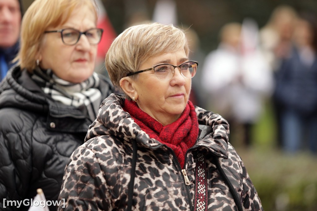 Cześć i chwała bohaterom! Tłum poszedł z flagami