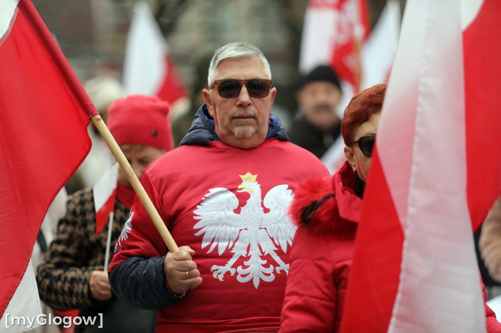 Cześć i chwała bohaterom! Tłum poszedł z flagami