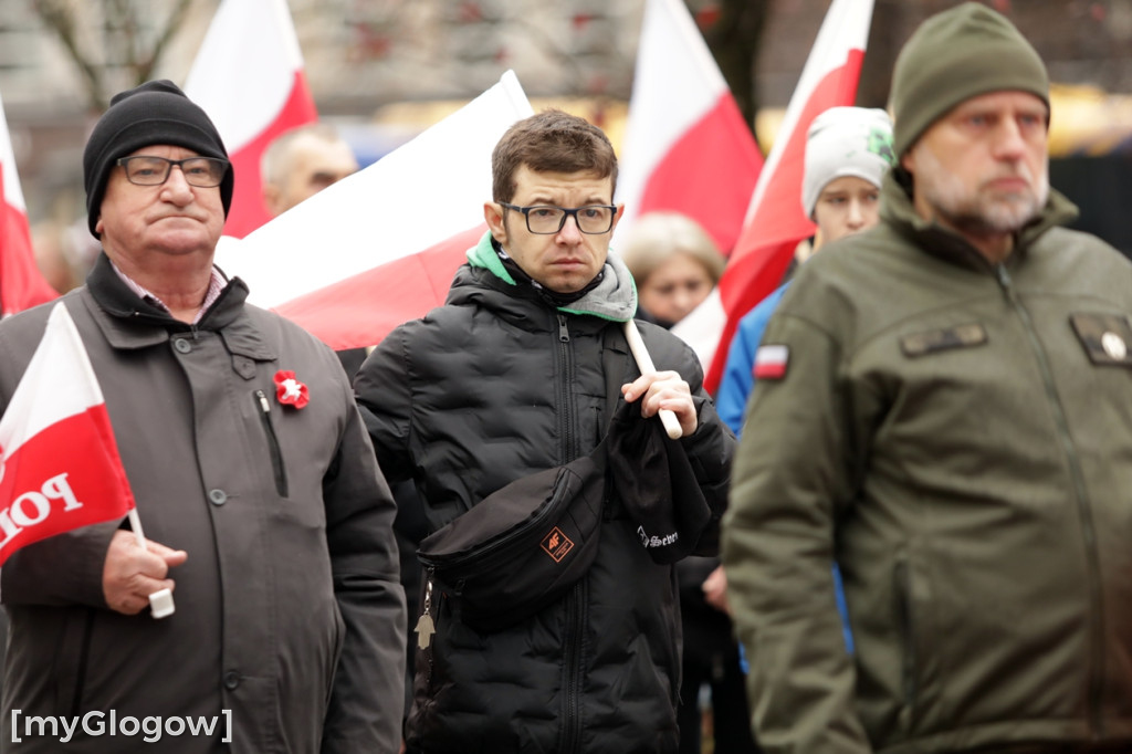 Cześć i chwała bohaterom! Tłum poszedł z flagami